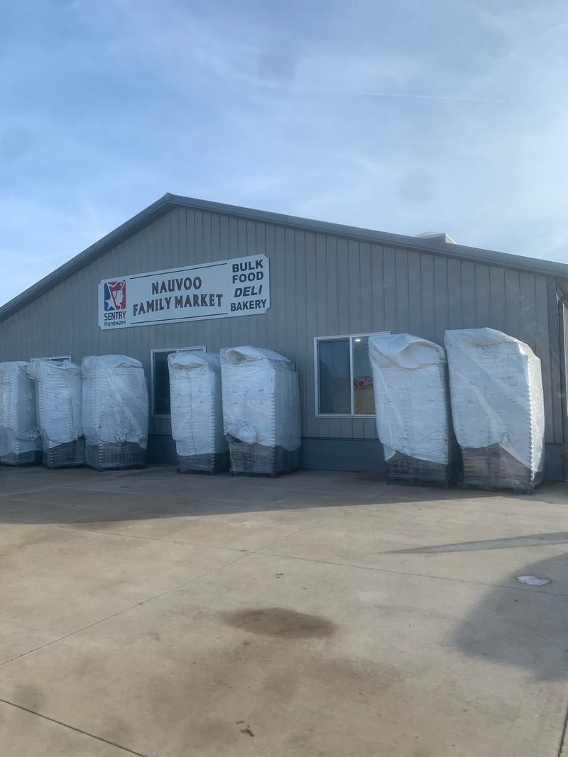 Nauvoo Family Market, Middlefield