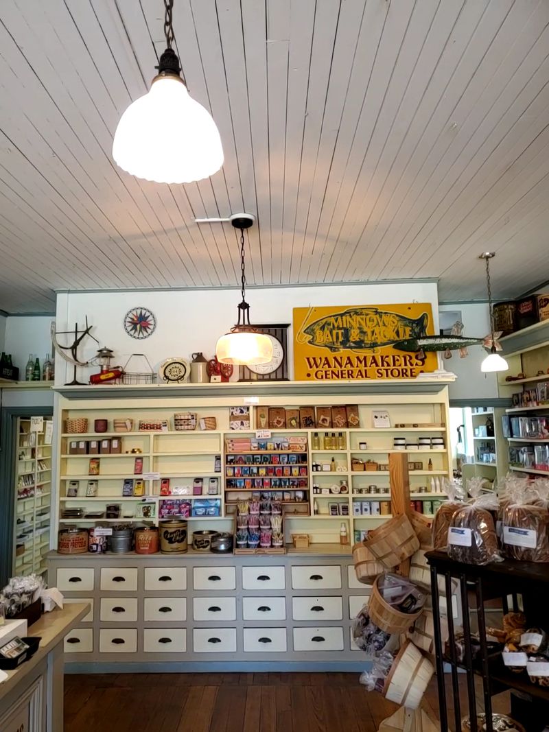 No-Frills Charm on Kings Highway No-Frills Charm on Kings Highway