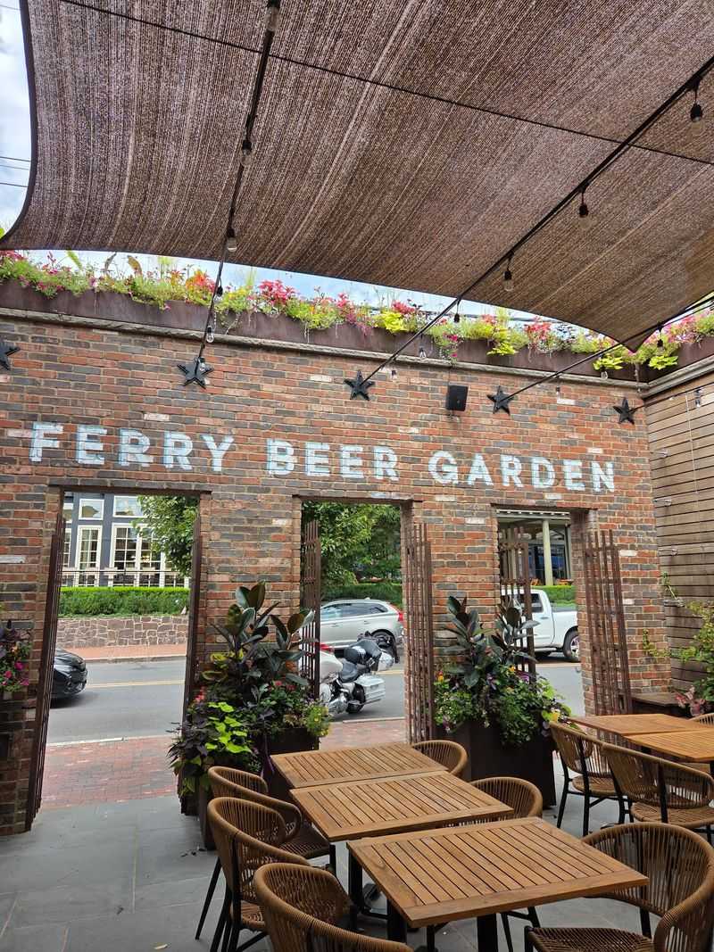 Outdoor Seating Adds a River-Town Bonus Outdoor Seating Adds a River-Town Bonus