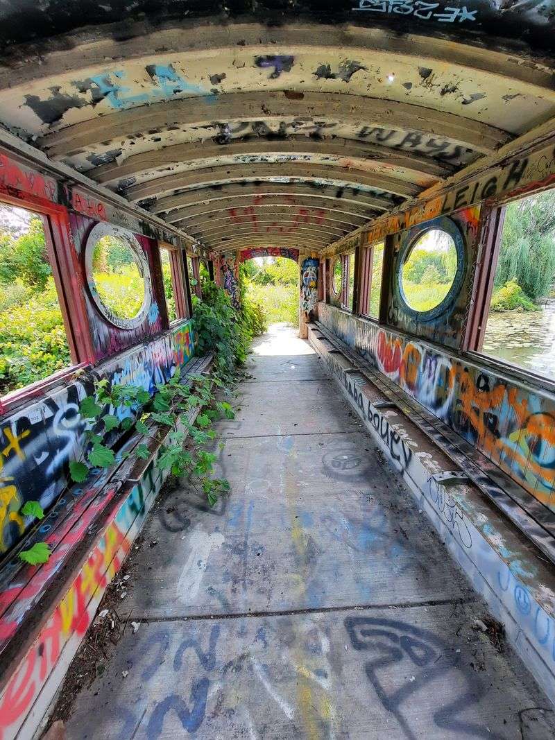 Paint Turns the Passage into a Moving Gallery
