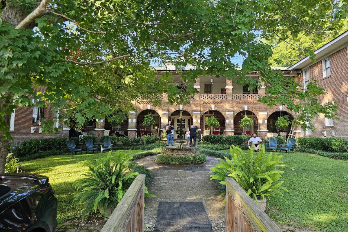 People Travel To This Tiny Tennessee Town Just To Hunt Ghosts At This Hotel