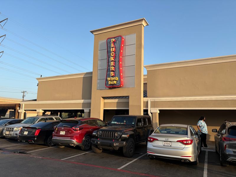 Pluckers Wing Bar (Dallas)