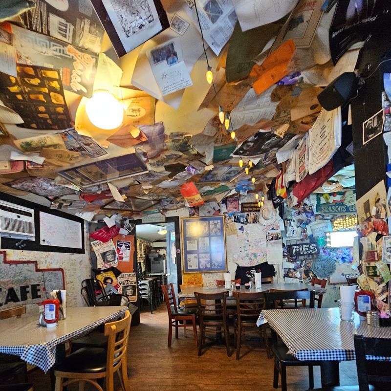 Quirky Decor That Tells a Thousand Stories Quirky Decor That Tells a Thousand Stories