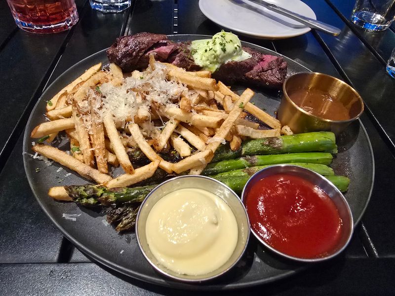 Le Cochon Wine Bar & Bistro (Geneva)