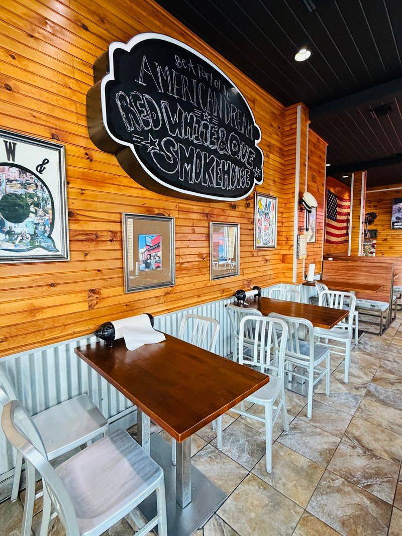 Red White & Que Smokehouse - Green Brook Township