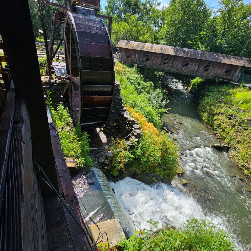 River Views Make Breakfast Feel Like an Event River Views Make Breakfast Feel Like an Event