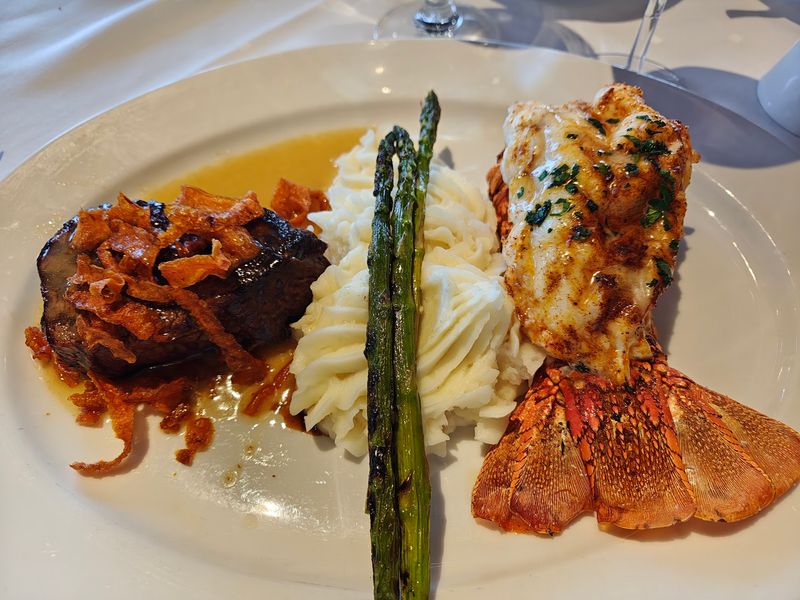 Seafood that aims for classic luxury, not passing trends Seafood that aims for classic luxury, not passing trends