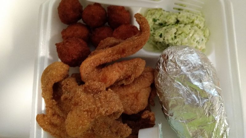 This Savannah Fish Shack Keeps Things Simple - Including the Cash-Only Rule This Savannah Fish Shack Keeps Things Simple - Including the Cash-Only Rule