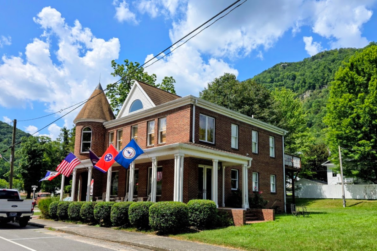 This Tiny Tennessee Town Is Surrounded by Some of Appalachia's Most Stunning Mountain Scenery