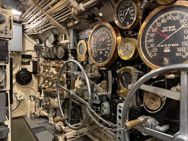 Tight passages, ladders, and the true shape of submarine life Tight passages, ladders, and the true shape of submarine life