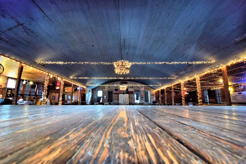 Twin Sisters Dance Hall (Blanco)
