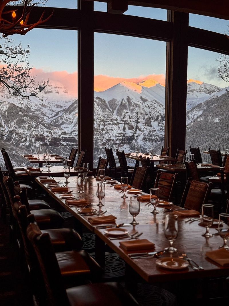Where Service Keeps Pace With the Setting