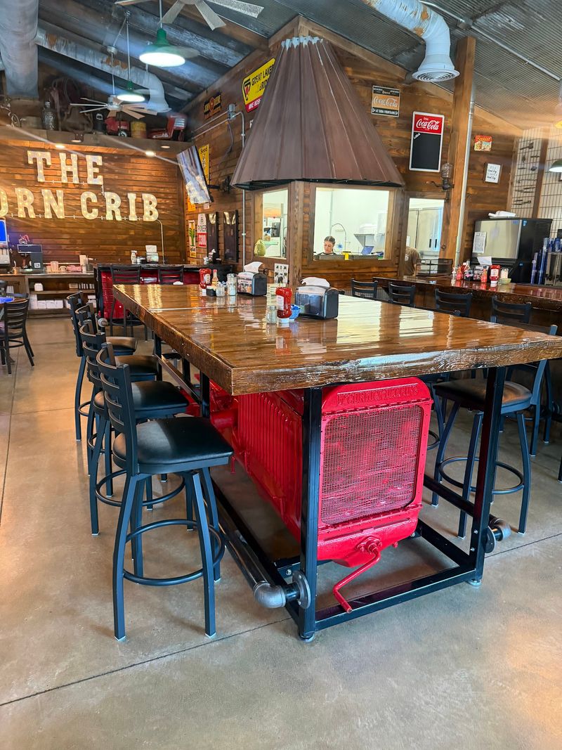 Warm Service Gives The Dining Room Its Heart Warm Service Gives The Dining Room Its Heart