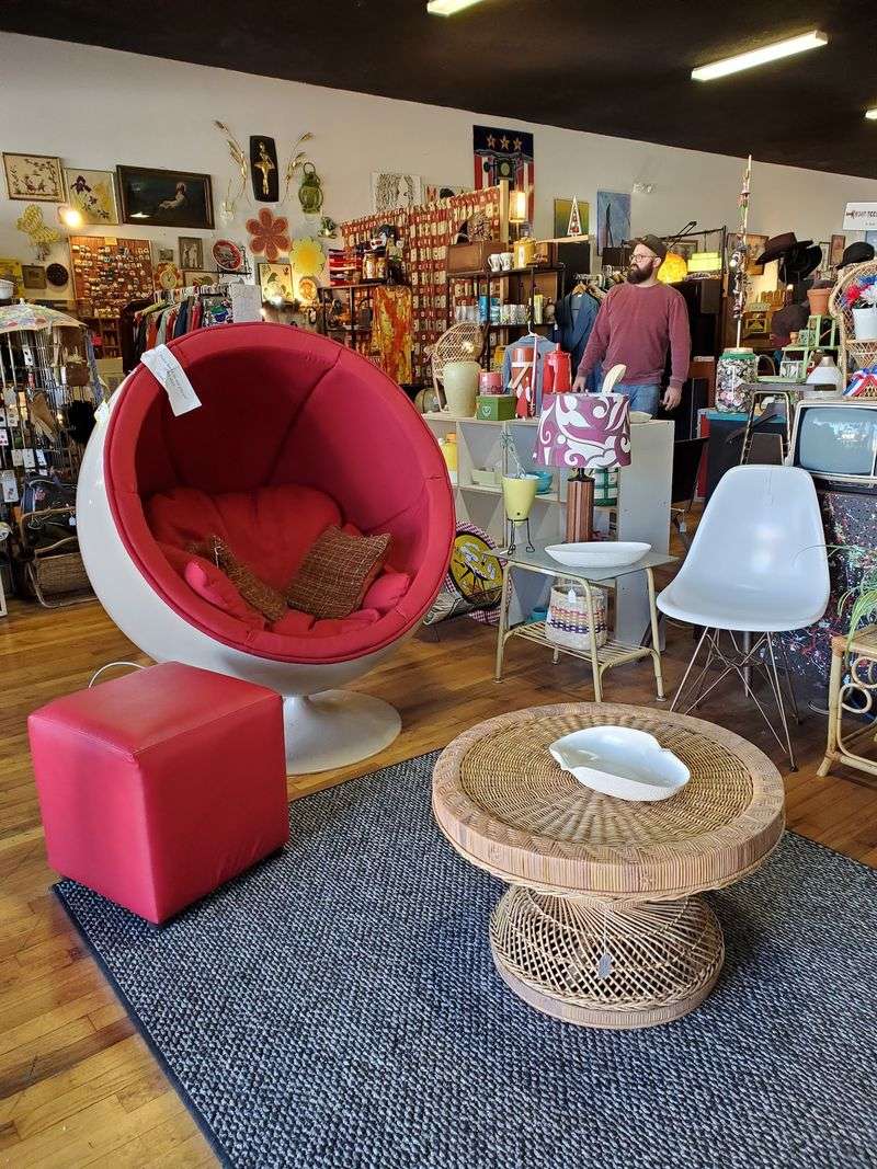 Why Vintage Lovers Can Easily Spend Hours Browsing Why Vintage Lovers Can Easily Spend Hours Browsing