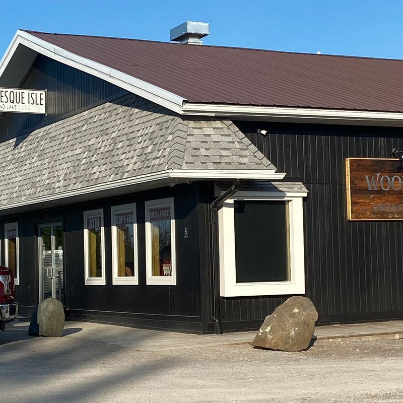 Woody's Backwater BARge & Grill - Erie