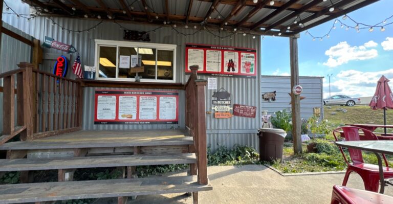 Getting A Table At This Tiny Tennessee BBQ Spot Is Half The Challenge