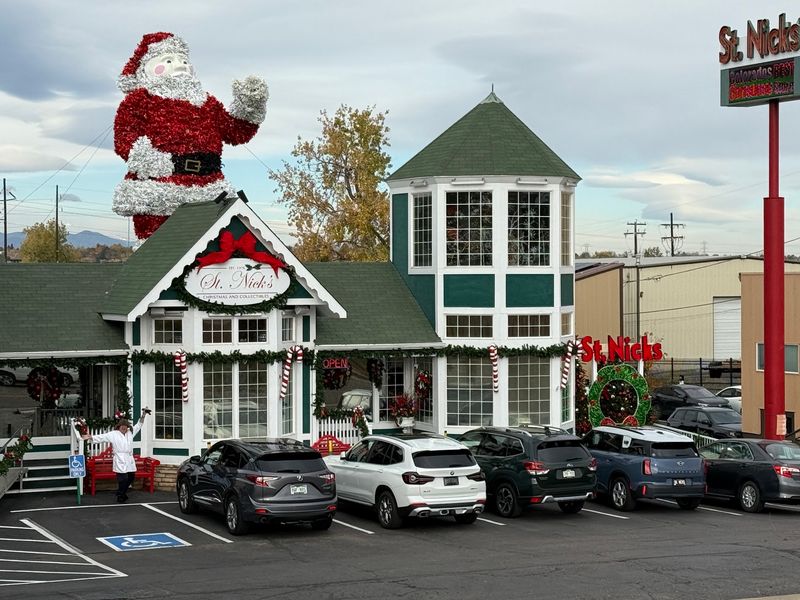 A Holiday Store With Room to Roam A Holiday Store With Room to Roam