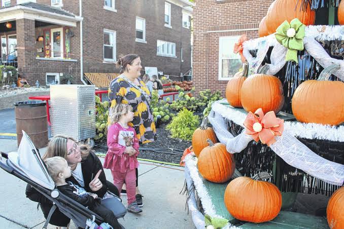 8 Ohio Pumpkin Festivals That Bring Small-Town Streets To Life