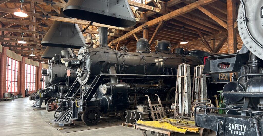 Ohio Has A Scenic Train Ride Through Amish Country That Feels Like A Trip Back In Time