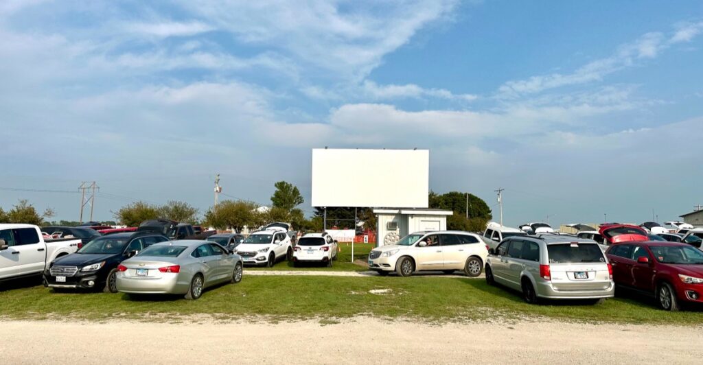 One of Illinois’s Last Classic Drive-In Theaters Still Shows Two First-Run Movies for 1990s Prices