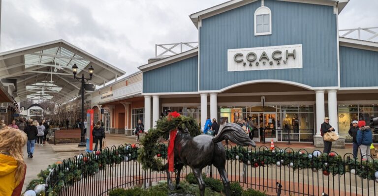 Pack The Car And Head To This Huge Pennsylvania Outlet Mall For An Epic Shopping Spree