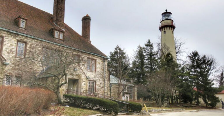 The Bone-Chilling Tales Behind This Historic Illinois Landmark Are Straight Out of a Horror Movie