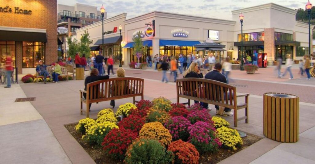 The Large Outlet Mall In Missouri Where One Visit Easily Turns Into Hours