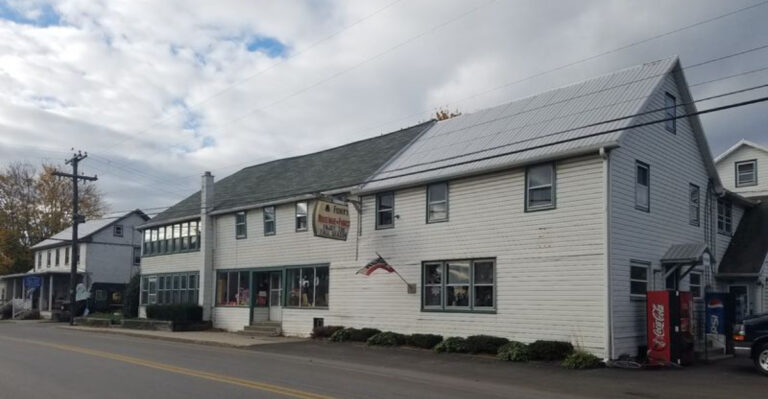 This Cash-Only Pennsylvania Quilt Shop Is Filled With Fabric And Keeps Drawing Long Lines