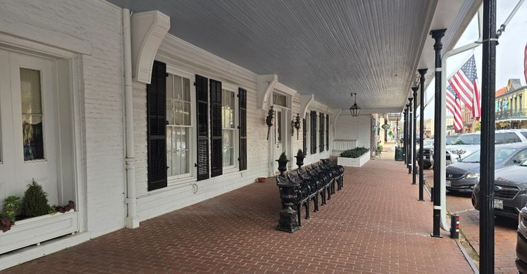 This Historic Texas Inn Still Serves Southern Suppers in a Building From the Steamboat Era