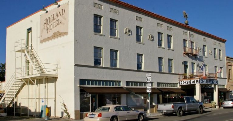 This Middle-Of-Nowhere Texas Hotel Is Worth The Drive All By Itself