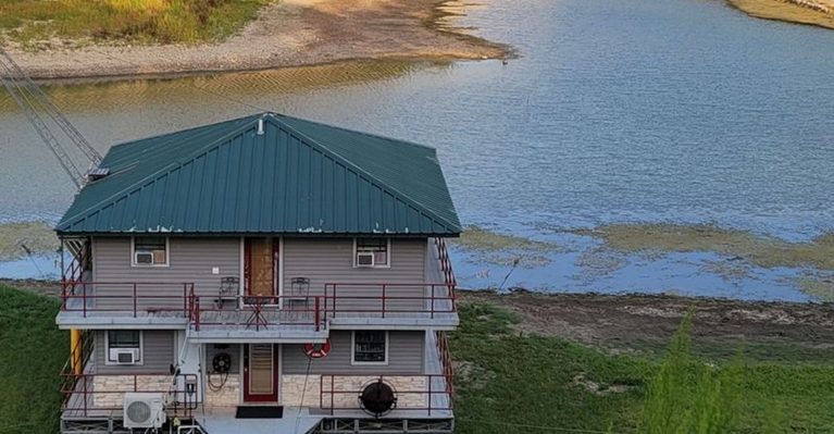 This One-Of-A-Kind Floating Cabin In Texas Is An Overnight Stay You’ll Never Forget