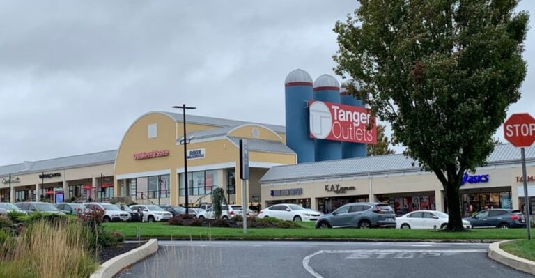 This Pennsylvania Outlet Mall Has Enough Stores To Turn Shopping Into An All-Day Outing