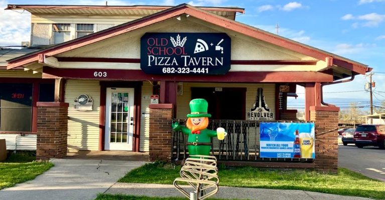 This Texas Tavern Feels Like Someone’s Cozy Old House — And The Pizza Is Worth The Trip