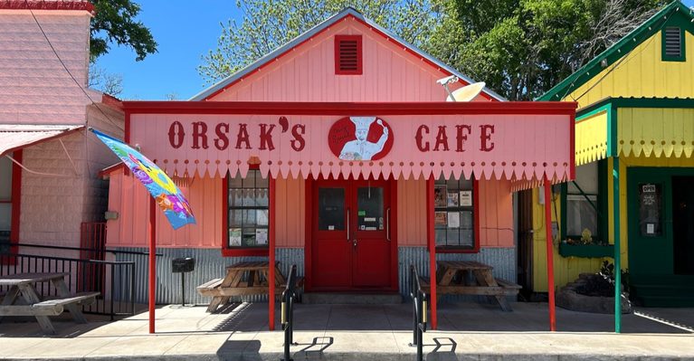 This Tiny Texas Roadside Café Serves Fried Chicken Worth Driving Hours For