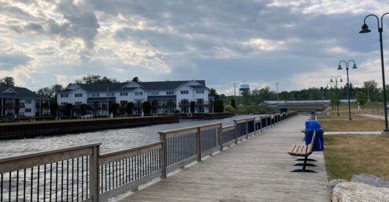 Tourists Have Turned This Charming Michigan Lake Town Into A Favorite Getaway