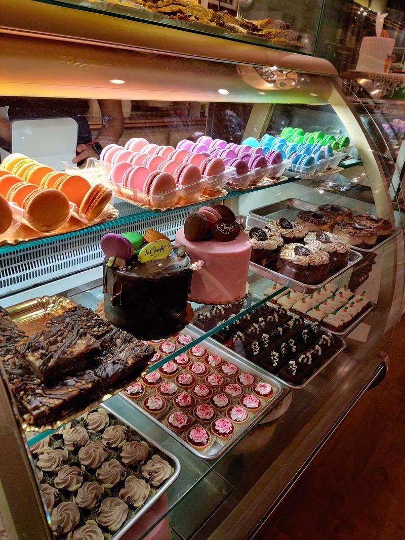 Display Cases That Turn Browsing Into a Plan