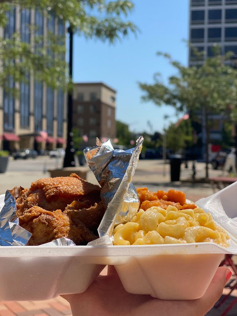 Bishop & Bae's Soul Food Restaurant (South Bend)