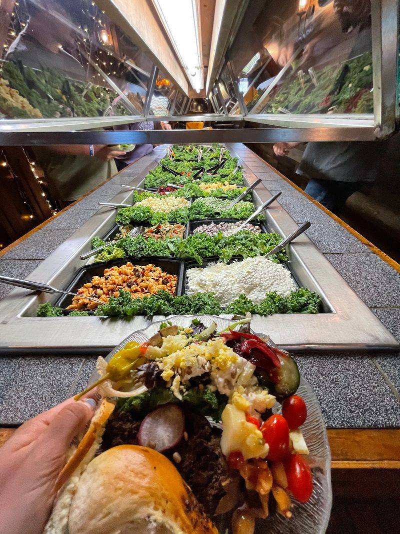 A Salad Bar That Still Feels Like an Event A Salad Bar That Still Feels Like an Event