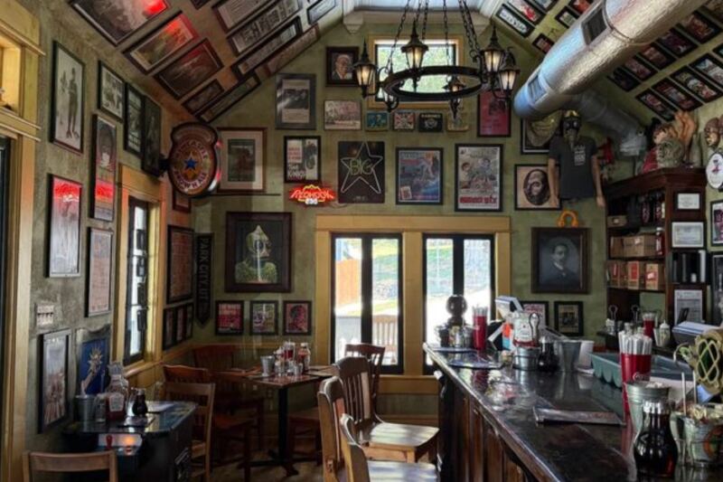 10 Tennessee Diners That Are Anything But Ordinary – And Locals Know Why