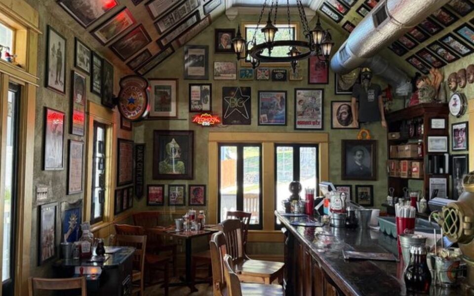 10 Tennessee Diners That Are Anything But Ordinary – And Locals Know Why