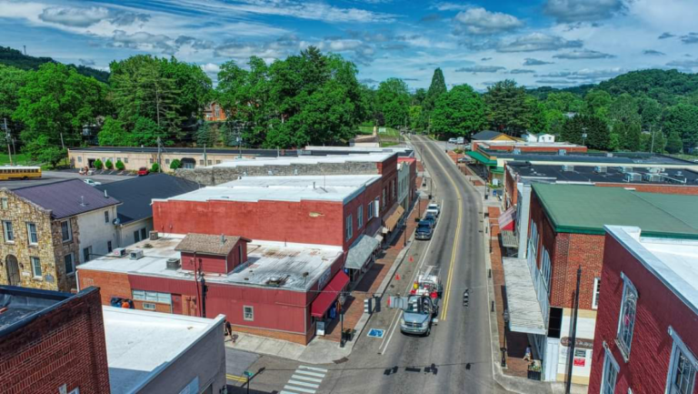 11 Tennessee Retirement Towns So Walkable You Don’t Need a Car