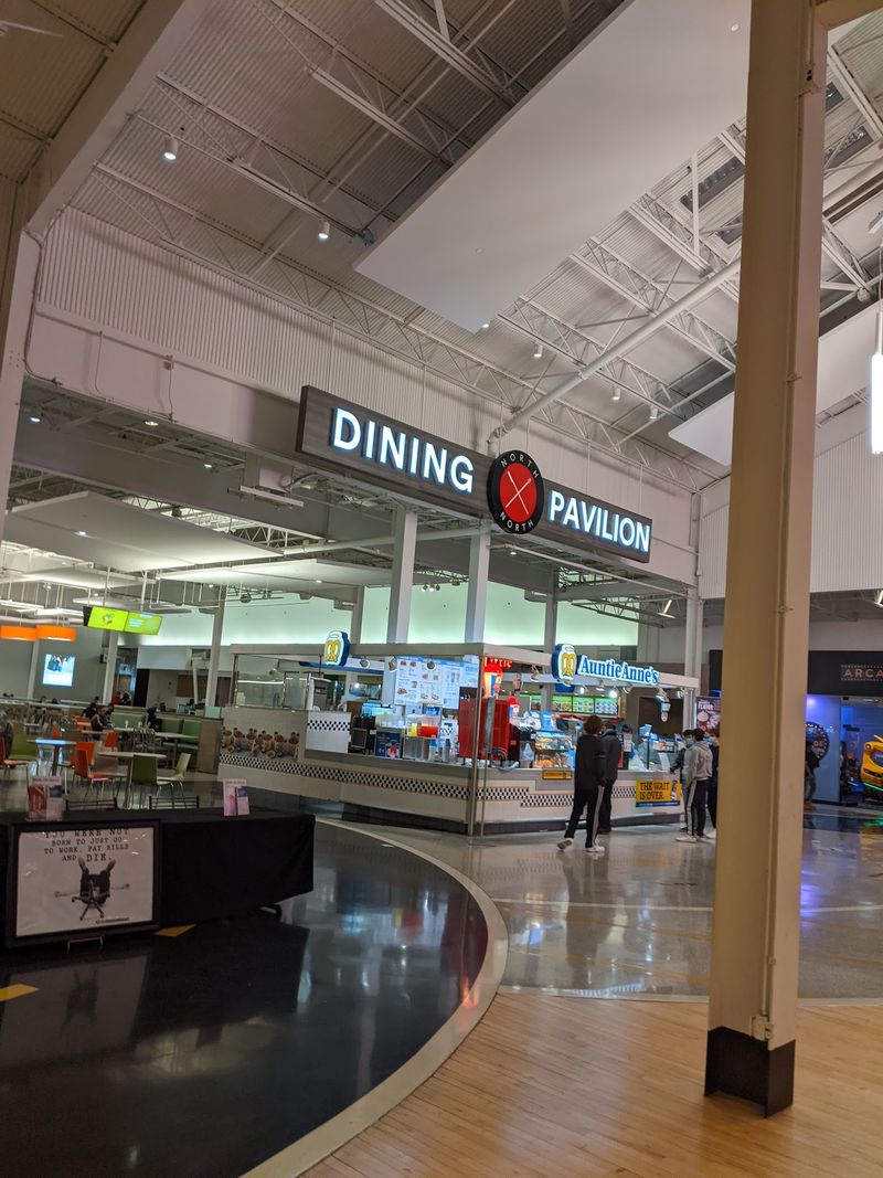Two Food Areas Keep Hungry Shoppers Happy Two Food Areas Keep Hungry Shoppers Happy