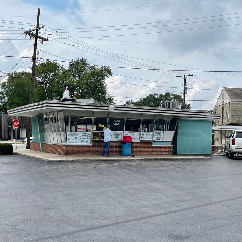 A Tiny Illinois Stop With a Window-Side Welcome