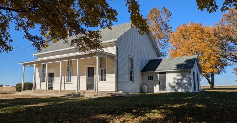 7 Eerie Illinois Towns With Stories That Time Almost Forgot