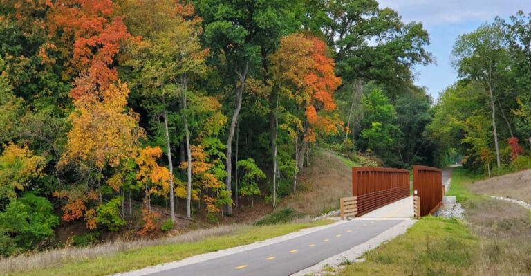 9 Easy Illinois Bike Trails Built On Old Railroad Lines Made For A Relaxing Ride