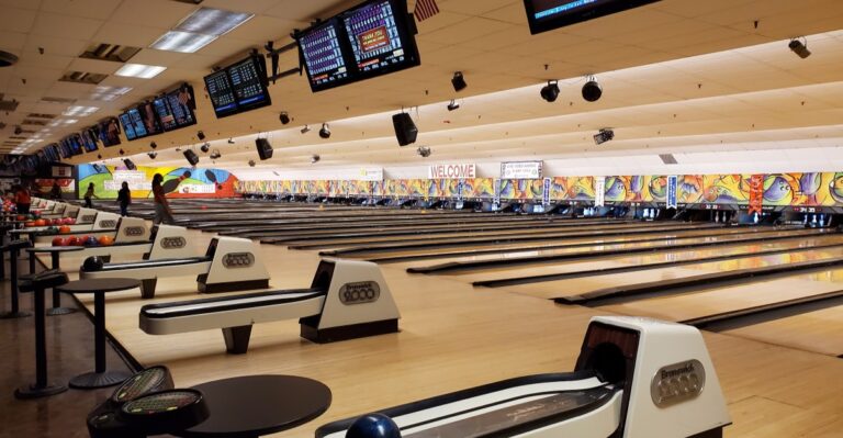 9 Illinois Bowling Alleys Where Families Can Still Have Fun Without Spending A Fortune