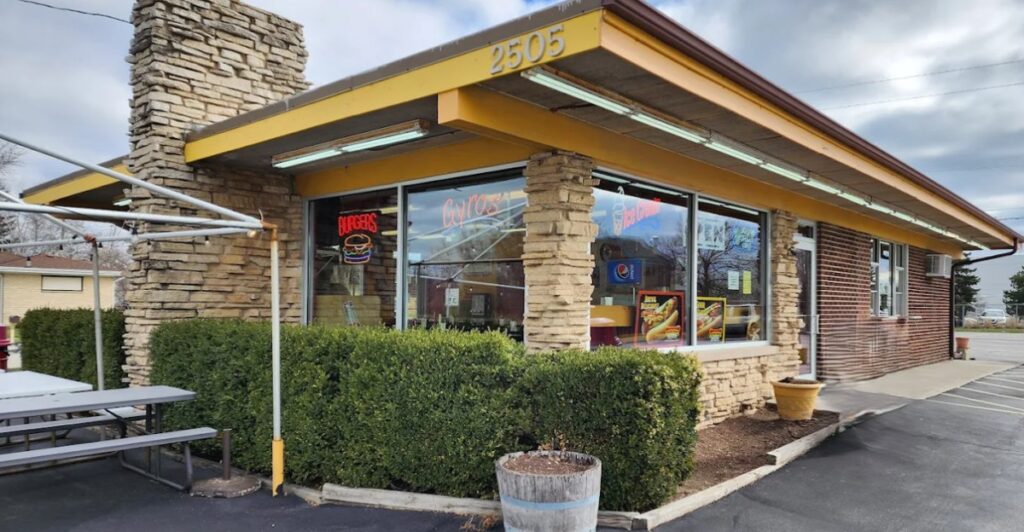 9 Illinois Burger Joints Where A Cheeseburger Still Costs Less Than $5