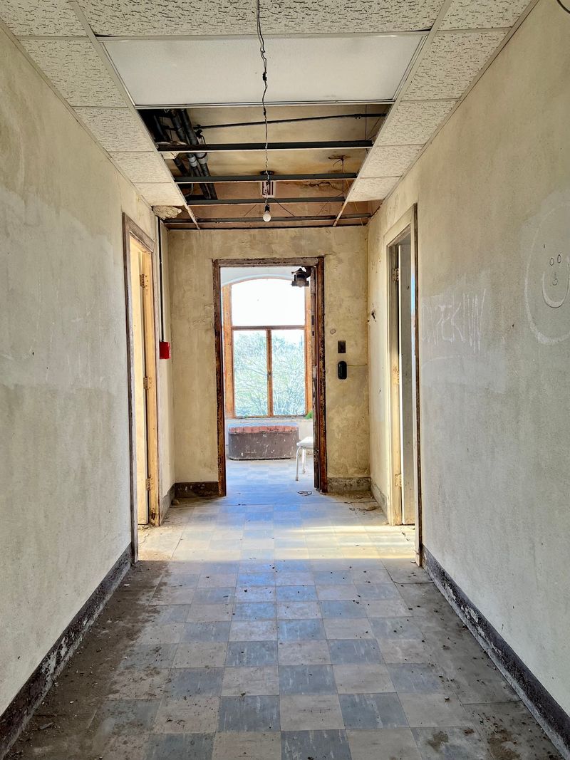 A 1950s Hospital That Aged Fast A 1950s Hospital That Aged Fast