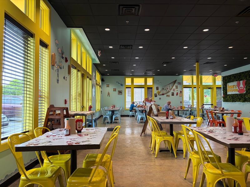 A Casual Collegedale Spot Made for Messy, Hands-On Eating A Casual Collegedale Spot Made for Messy, Hands-On Eating
