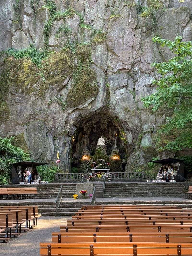 A Cliffside Sanctuary in Northeast Portland A Cliffside Sanctuary in Northeast Portland